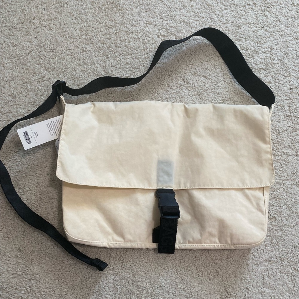 BAGGU Nylon Messenger Bag NWT - Ivory - Picture 5 of 8